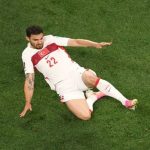 Aksi duel perebutan bola antara pemain timnas Turki dan timnas Amerika Serikat dalam laga pamungkas Grup D Piala Dunia 2026