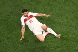 Aksi duel perebutan bola antara pemain timnas Turki dan timnas Amerika Serikat dalam laga pamungkas Grup D Piala Dunia 2026