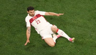 Aksi duel perebutan bola antara pemain timnas Turki dan timnas Amerika Serikat dalam laga pamungkas Grup D Piala Dunia 2026