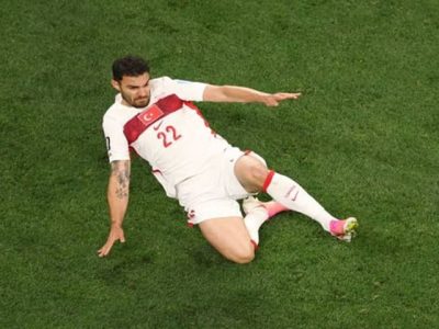 Aksi duel perebutan bola antara pemain timnas Turki dan timnas Amerika Serikat dalam laga pamungkas Grup D Piala Dunia 2026