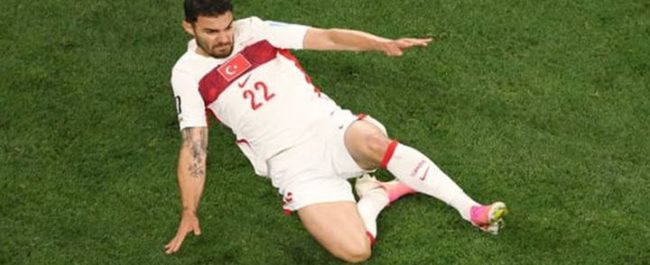 Aksi duel perebutan bola antara pemain timnas Turki dan timnas Amerika Serikat dalam laga pamungkas Grup D Piala Dunia 2026