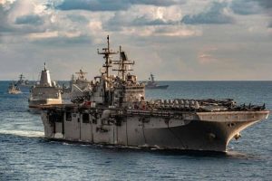 Kapal induk bertenaga nuklir terbesar milik Amerika Serikat USS Gerald R. Ford saat berlayar di samudra