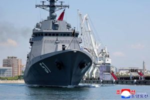 Pemimpin tertinggi Korea Utara Kim Jong Un saat meninjau kesiapan armada kapal perang Angkatan Laut Korut