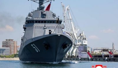 Pemimpin tertinggi Korea Utara Kim Jong Un saat meninjau kesiapan armada kapal perang Angkatan Laut Korut