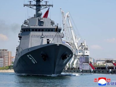 Pemimpin tertinggi Korea Utara Kim Jong Un saat meninjau kesiapan armada kapal perang Angkatan Laut Korut
