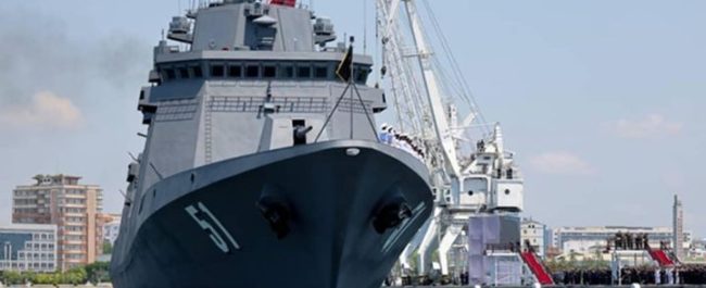 Pemimpin tertinggi Korea Utara Kim Jong Un saat meninjau kesiapan armada kapal perang Angkatan Laut Korut