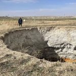 Penampakan lubang runtuh atau sinkhole raksasa yang amblas di tengah lahan pertanian Konya Turki
