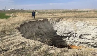 Penampakan lubang runtuh atau sinkhole raksasa yang amblas di tengah lahan pertanian Konya Turki