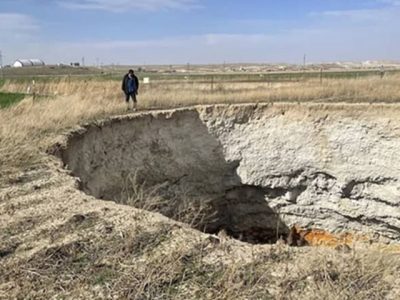 Penampakan lubang runtuh atau sinkhole raksasa yang amblas di tengah lahan pertanian Konya Turki