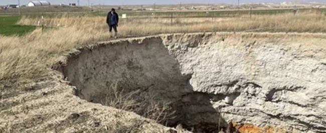 Penampakan lubang runtuh atau sinkhole raksasa yang amblas di tengah lahan pertanian Konya Turki