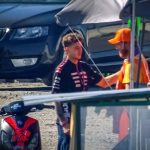 Pembalap Aprilia Racing Marco Bezzecchi saat melakukan proses rekonsiliasi dan meminta maaf kepada petugas marshal di Sirkuit Brno