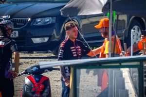 Pembalap Aprilia Racing Marco Bezzecchi saat melakukan proses rekonsiliasi dan meminta maaf kepada petugas marshal di Sirkuit Brno