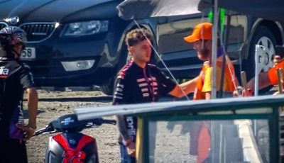 Pembalap Aprilia Racing Marco Bezzecchi saat melakukan proses rekonsiliasi dan meminta maaf kepada petugas marshal di Sirkuit Brno