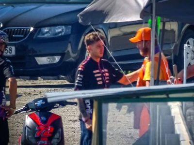 Pembalap Aprilia Racing Marco Bezzecchi saat melakukan proses rekonsiliasi dan meminta maaf kepada petugas marshal di Sirkuit Brno