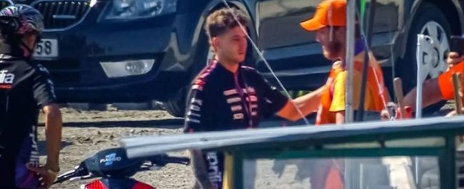 Pembalap Aprilia Racing Marco Bezzecchi saat melakukan proses rekonsiliasi dan meminta maaf kepada petugas marshal di Sirkuit Brno