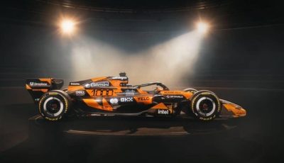 Jet darat tim McLaren Formula 1 menggunakan livery spesial kombinasi warna oranye papaya dan hitam untuk GP Monako 2026