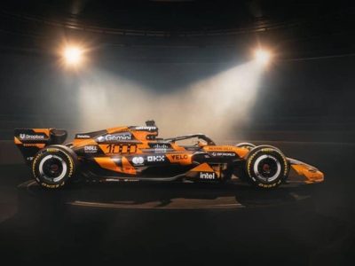 Jet darat tim McLaren Formula 1 menggunakan livery spesial kombinasi warna oranye papaya dan hitam untuk GP Monako 2026