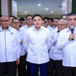 Menteri Ketenagakerjaan Yassierli bersama Sekretaris Kabinet Teddy Indra Wijaya saat meluncurkan Program Pemagangan Nasional MagangHub Angkatan II