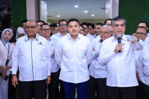 Menteri Ketenagakerjaan Yassierli bersama Sekretaris Kabinet Teddy Indra Wijaya saat meluncurkan Program Pemagangan Nasional MagangHub Angkatan II