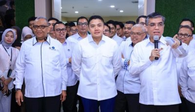 Menteri Ketenagakerjaan Yassierli bersama Sekretaris Kabinet Teddy Indra Wijaya saat meluncurkan Program Pemagangan Nasional MagangHub Angkatan II