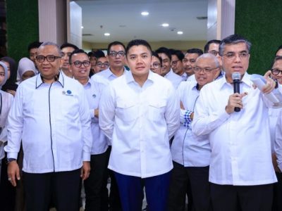 Menteri Ketenagakerjaan Yassierli bersama Sekretaris Kabinet Teddy Indra Wijaya saat meluncurkan Program Pemagangan Nasional MagangHub Angkatan II