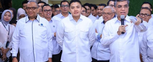 Menteri Ketenagakerjaan Yassierli bersama Sekretaris Kabinet Teddy Indra Wijaya saat meluncurkan Program Pemagangan Nasional MagangHub Angkatan II