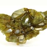 Butiran mineral garnet jenis andradite berwarna hijau kekuningan di dalam fragmen meteorit Mars NWA 8171