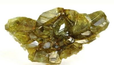 Butiran mineral garnet jenis andradite berwarna hijau kekuningan di dalam fragmen meteorit Mars NWA 8171