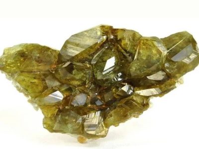 Butiran mineral garnet jenis andradite berwarna hijau kekuningan di dalam fragmen meteorit Mars NWA 8171
