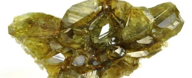 Butiran mineral garnet jenis andradite berwarna hijau kekuningan di dalam fragmen meteorit Mars NWA 8171
