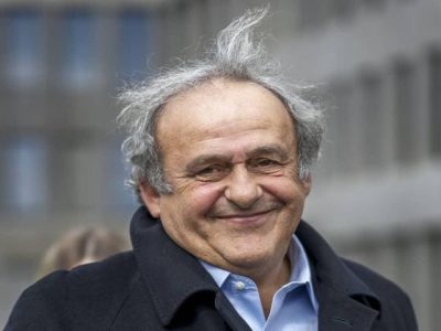Mantan Presiden UEFA Michel Platini saat memberikan keterangan pers terkait gugatan hukumnya terhadap FIFA