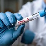 Ilustrasi petugas medis dengan alat pelindung diri (APD) lengkap dalam simulasi penanganan pasien isolasi virus Ebola