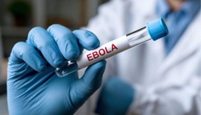 Ilustrasi petugas medis dengan alat pelindung diri (APD) lengkap dalam simulasi penanganan pasien isolasi virus Ebola