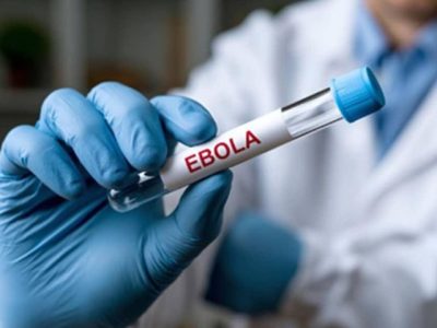 Ilustrasi petugas medis dengan alat pelindung diri (APD) lengkap dalam simulasi penanganan pasien isolasi virus Ebola