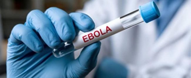 Ilustrasi petugas medis dengan alat pelindung diri (APD) lengkap dalam simulasi penanganan pasien isolasi virus Ebola