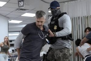 Aktor Ned Brower yang berperan sebagai perawat Jesse dalam salah satu adegan intens serial drama medis The Pitt
