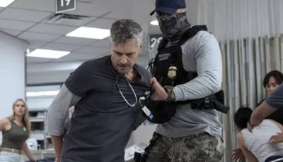 Aktor Ned Brower yang berperan sebagai perawat Jesse dalam salah satu adegan intens serial drama medis The Pitt