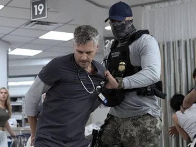 Aktor Ned Brower yang berperan sebagai perawat Jesse dalam salah satu adegan intens serial drama medis The Pitt