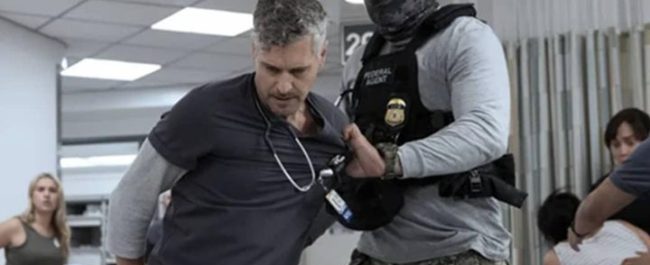 Aktor Ned Brower yang berperan sebagai perawat Jesse dalam salah satu adegan intens serial drama medis The Pitt