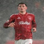 Gelandang muda Nottingham Forest Elliot Anderson saat beraksi mengontrol bola di lapangan Liga Inggris