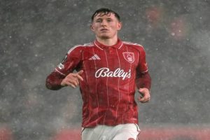 Gelandang muda Nottingham Forest Elliot Anderson saat beraksi mengontrol bola di lapangan Liga Inggris