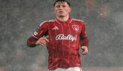 Gelandang muda Nottingham Forest Elliot Anderson saat beraksi mengontrol bola di lapangan Liga Inggris