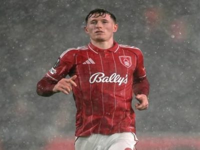Gelandang muda Nottingham Forest Elliot Anderson saat beraksi mengontrol bola di lapangan Liga Inggris