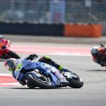 Aksi pembalap Red Bull KTM Factory Racing Pedro Acosta saat bersaing ketat di lintasan sirkuit dalam rangkaian balapan MotoGP