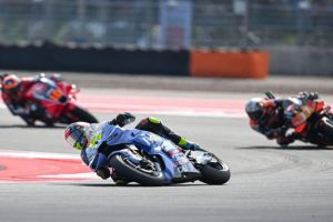 Aksi pembalap Red Bull KTM Factory Racing Pedro Acosta saat bersaing ketat di lintasan sirkuit dalam rangkaian balapan MotoGP