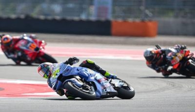 Aksi pembalap Red Bull KTM Factory Racing Pedro Acosta saat bersaing ketat di lintasan sirkuit dalam rangkaian balapan MotoGP