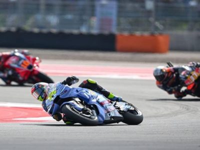 Aksi pembalap Red Bull KTM Factory Racing Pedro Acosta saat bersaing ketat di lintasan sirkuit dalam rangkaian balapan MotoGP