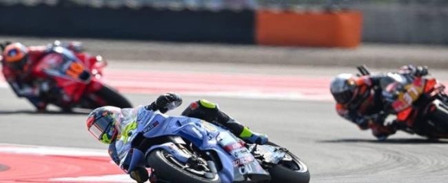 Aksi pembalap Red Bull KTM Factory Racing Pedro Acosta saat bersaing ketat di lintasan sirkuit dalam rangkaian balapan MotoGP