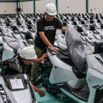 Pekerja memeriksa sepeda motor listrik Alva N3 di pabrik Cikarang sebagai bagian dari ekosistem industri kendaraan listrik Indonesia