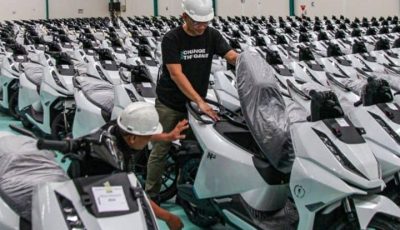 Pekerja memeriksa sepeda motor listrik Alva N3 di pabrik Cikarang sebagai bagian dari ekosistem industri kendaraan listrik Indonesia